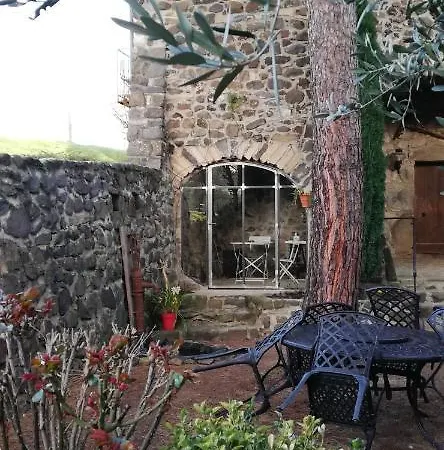 Domaine Insolite Du Petit Moras Bed and Breakfast