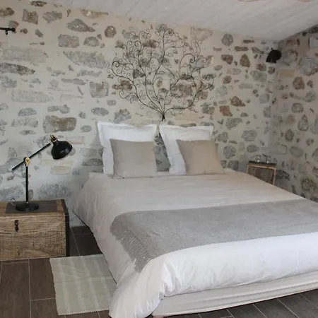 Domaine Insolite Du Petit Moras Bed and Breakfast